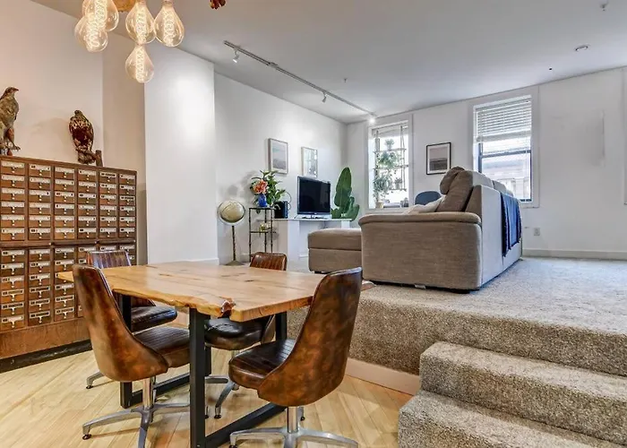 Lovely 2-bedroom Unit In Apartment *