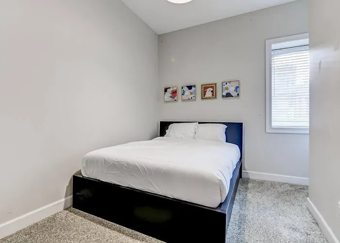 Lovely 2-bedroom Unit In *