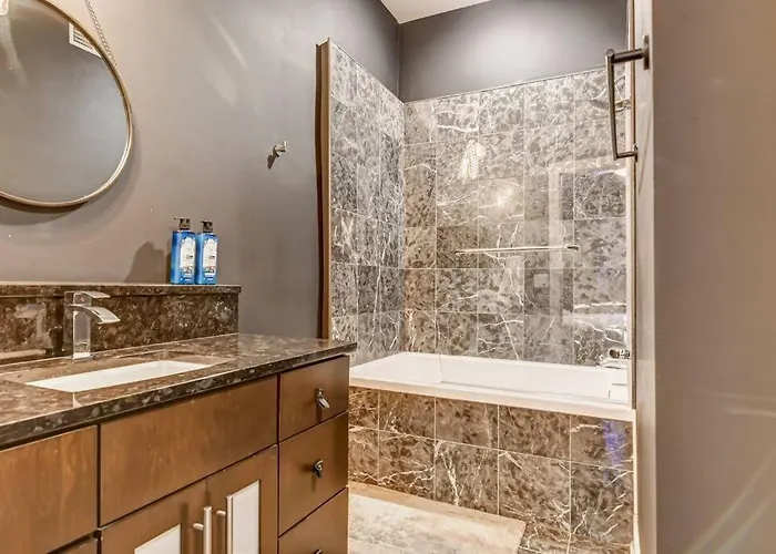 Lovely 2-bedroom Unit In *