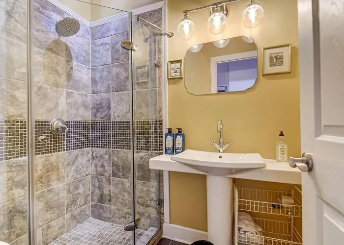 Lovely 2-bedroom Unit In * Springfield