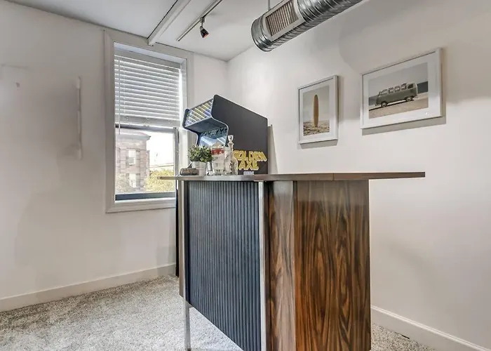 Lovely 2-bedroom Unit In Apartment *