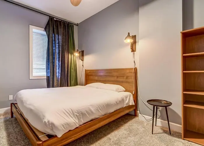 Lovely 2-bedroom Unit In