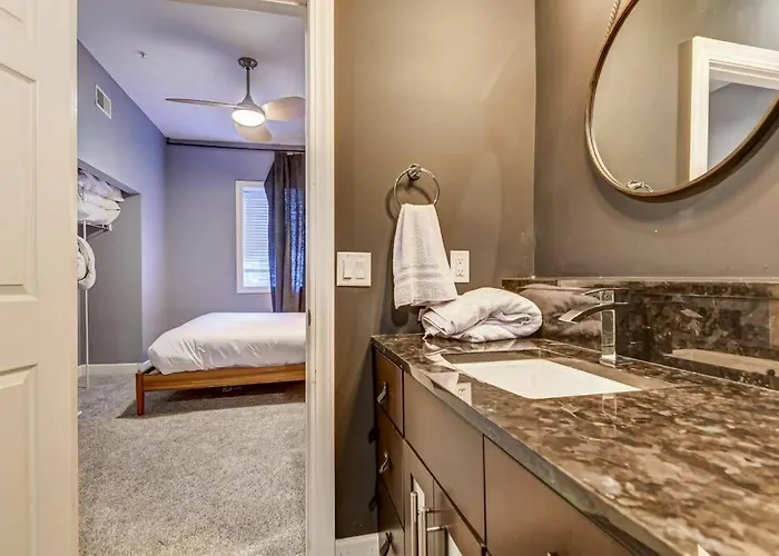 Lovely 2-bedroom Unit In